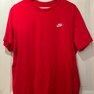 Nike  - Nike T-shirt storlek L men passar även dig som har M I mycket gott skick  Hämtas i Eskilstuna eller skickas mot att köpare står för frakten. 
