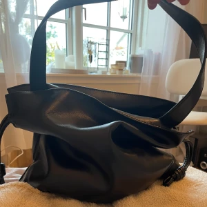 väska - svart väska som jag har köpt på ginatricot❤️ säljer pågrund att jag har för många väskor💔💔 jätte rymlig och i super fint skick 