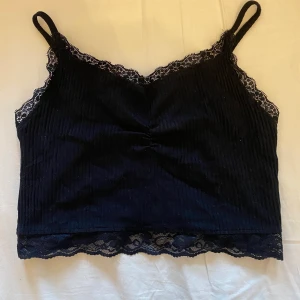 Svart topp - Säljer denna topp då jag inte använder den. Kontakta mig för fler bilder/frågor eller om du vill köpa. Betalning sker via swish och köparen står för fraktkostnaden.