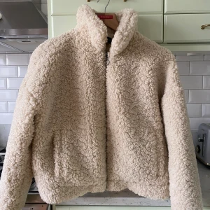 Teddyjacka - Fin teddyjacka från Zara Använd men i mycket bra skick