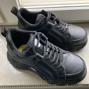 Buffalo - Storlek 37, har använt de kanske 3 ggr. Perfekt skick förutom lite stött längst fram på vänster skon (syns inte riktigt - se bild!!) pga ramlade med cyckeln :))  Kan hämtas på Gärdet eller postas! Nypris var ca 900kr