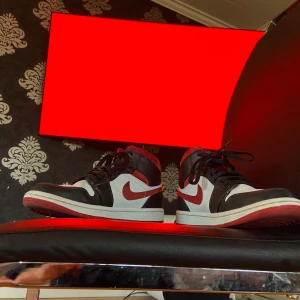 Jordans 1 gym red mid st 41 - Ett par jordans 1 gym red mid som jag inte använder längre skorna är i topp skick!❤️skriv vid minsta fråga/fundering priset går att diskutera❤️