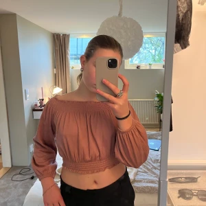 Rosa Tröja H&M  - Smutsrosa tröja från h&m som inte kommer till användning längre. Skriv privat vid fler frågor eller ifall ni vill ha fler bilder💗