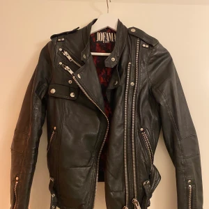 Jofama by Kenza jacka strl 34 - Skinnjacka i bra skick. Svart på utsidan med en röd insida. 