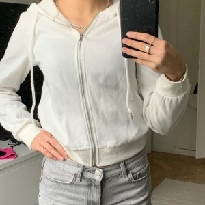 Zip-hoodie - Säljer denna huvtröja / Zip up hoodie från shein. Den är knappt använd! Den är lite kroppad och passar xs-s