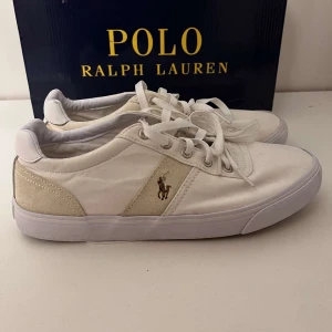 Polo Ralph lauren skor  - Säljer mina polo skor då jag inte använder dom längre, dom har bara stått och samlat damm. Dom e jätte fina, anävnda fåtal gånger. Strlk 43 och nypris runt 8-900kr 
