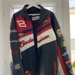 Läderjacka / Motojacket - Väldigt trendigt just nu, en läderjacka med Moto-jacket tryck! Köpt begagnad här på plick men säljer nu pga lite för stor. 