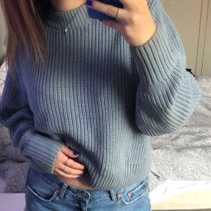 Ljusblå stickad tröja - Säljer denna sköna stickade ljusblåa tröjan som passar bra nu till hösten! 