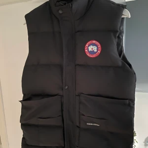 Canada goose väst ”S” - Canada goose väst ”knappen löngst ner är tyvär sönder och ena fickan har gått upp lite annars ibga hål eller nått  Storlek - S