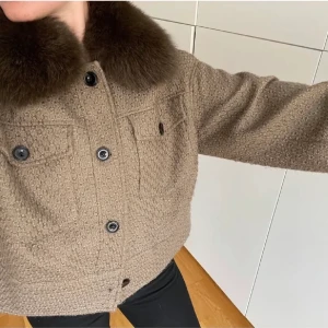 Meotine Charlie jacka storlek XS/S - Säljer min Meotine Charlie jacka. Färgen skiftar mellan brun och militär grön i olika ljus. Köpt förra hösten. Sparsamt använd utan skador. 