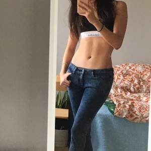 Jätte comfy och snygg low waist jeans <3 färg: dark blue