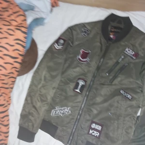 Bomba jacka - Skön jacka den är för liten large eller medieum tror ja fråga för mer info 