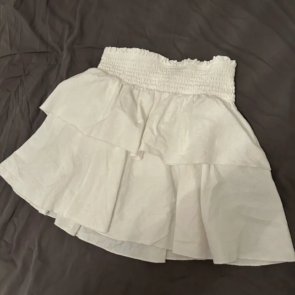Säljer denna snygga volang kjol, har dock en liten fläck, annars bra skick ❤️. Kjolar.