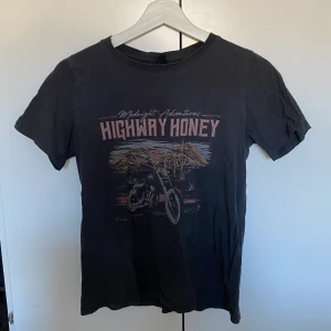 Gina Tricot T-shirt - Säljer denna populära t-shirt från gina tricot. Sparsamt använd. Används ej längre därför säljer jag💕💕