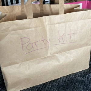 Party kit - Ballonger, tomtebloss, plastglas, konfetti, pingpong bollar om mer.  Säkert värt mer än 80kr.