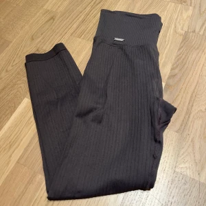 Aim’n tights, strl S.  - Ett par mörkgrå Aim’n tights i storlek S. Använda fåtal gånger. 