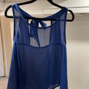 Marinblå topp - Jättesöt marinblå topp med knytning i ryggen 