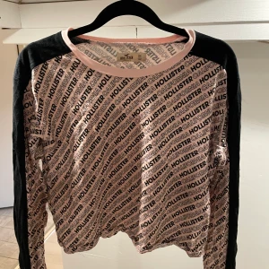 Långärmad tröja från hollister - Rosa långärmad tröja från hollister med tryck
