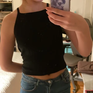 En svart korttröja - En kort svart tröja i väldigt god skick