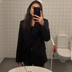 Oversized kavaj  - Oversized kavaj från Na-kd, i storlek 32. Använt 1 gång. Priset som ny är 799kr. Mitt pris halva priset .