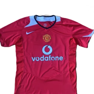 Manchester United 2004 Vodafone Kit Hemma - Väldigt väldigt fet Storlek S
