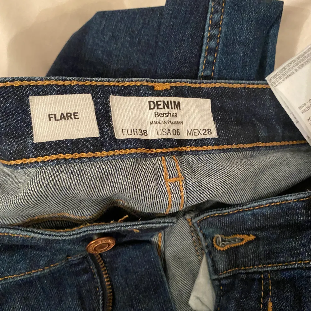 Skitsnygga mörkblåa flared jeans från bershka i storlek 38, kan passa en med storlek 40 då de är stretchiga, använda ett fåtal gånger, bra i längden på mig som är 169, skulle passa någon mellan 165-175🦋🥰. Jeans & Byxor.