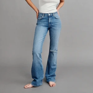 gina tricot jeans - Flate/bootcut jeans från gina, säljs då de är förlånga för mig som är 163cm, skulle passa från 165-173 ungefär. Hsr små slitningar längst ner vid hälen då jag har gått på dem men det är inget som syns. sitter som 36/38, mid rise!!💗💗