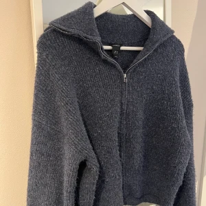 Blå stickad tröja  - Säljer min jättefina tröja från Lindex💗 säljer då den inte kommer till användning längre, bra skick. Köp direkt för 250 plus frakt🫶🏼Hör av dig vid frågor eller om du är intresserad!