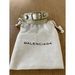Balenciaga armband - Balenciaga armband i bra skick, har kvar allt till det. Storlek M men passar även mindre och större pga 3 stycken hål du kan välja mellan☺️