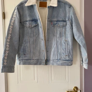 Levi’s sherpa jacka  - Jeansfärgad sherpa från levi’s. Jättefina detaljer på ärmarna. Kan mötas upp i Kungsbacka. Katt finns i hemmet. 