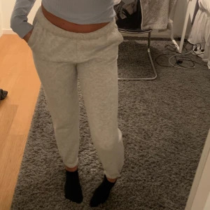 Mjukisbyxor Ginatricot - Jag säljer mina gråa supersnygga mjukisar ifrån Gina!💕dom är jättesköna och perfekt nu till hösten/vintern💕kontakta mig vid fler frågor!