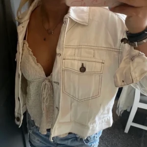 Jeansjacka Zara - Vit jeans jacka från zara, lånade bilder. Storlek S💗