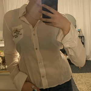 Oddmolly skjorta - Jätte fin Ljusrosa/ljusbiege, feminin skjorta från oddmolly.  Frakt- postord- 29 kr 