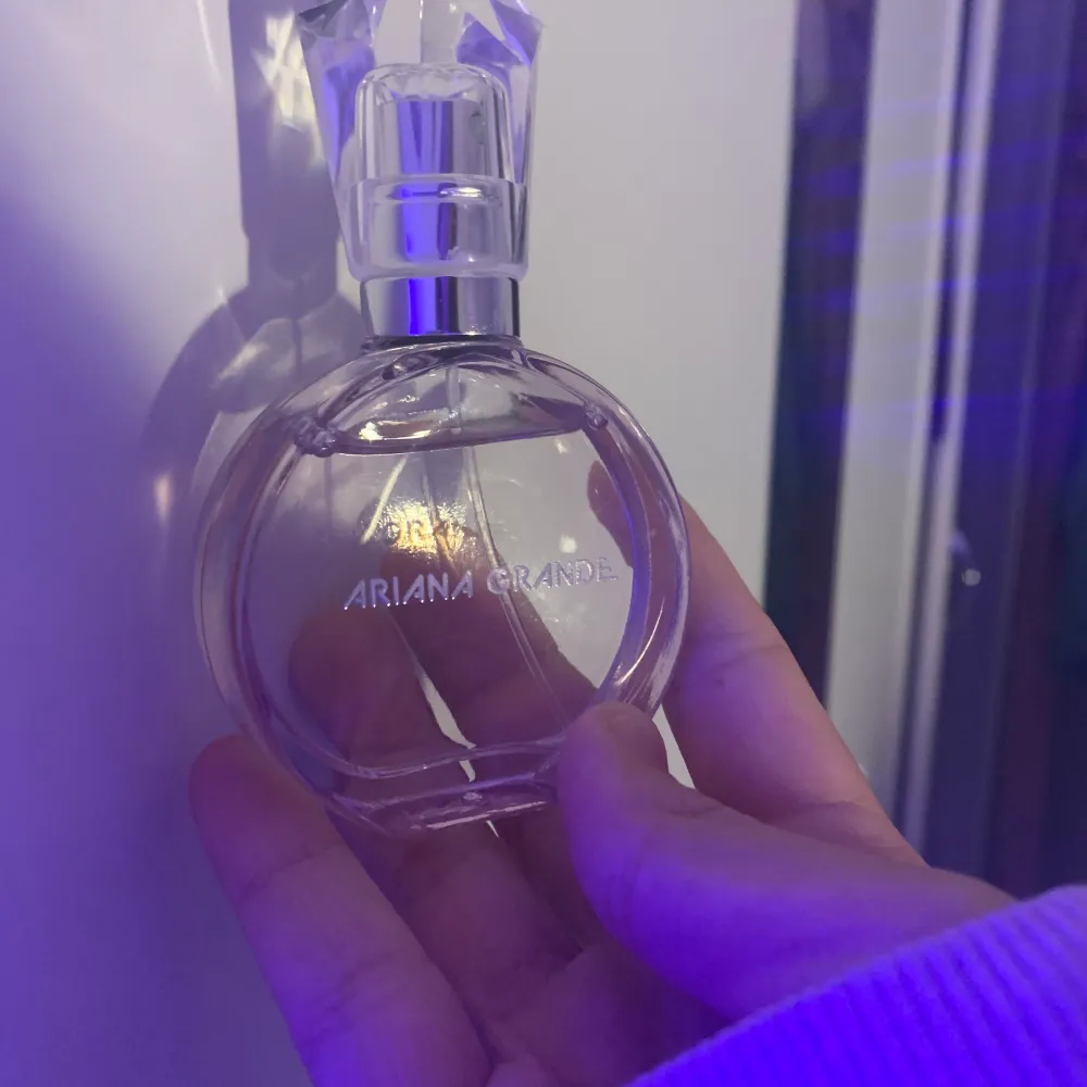 ariana grande parfym r.e.m 30 ml bara testat fåtal gånger  köptes i somras och används väldigt sällan vilket är anledningen till att jag säljer den <3. Övrigt.