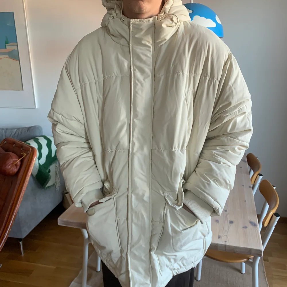 Vit jättevarm pufferjacka från weekday. Står ingen storlek men tippar på XL-L. Takit.