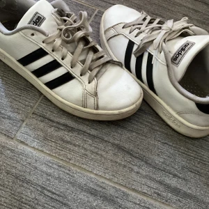 Adidas sneakers  - Ett par sköna adidas sneakers i brukat skick. Köptes för 750kr. Tvättas en extra gång innan jag skickar:) 
