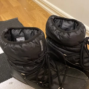 Låga moonboots - Använda en vinter, inköpta för 1995 kr  