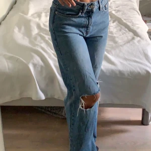 Jeans lager 157 - Sköna jeans från lager 157 i storlek XS med hål vid knäna, jättesköna och i bra skick! Kom privat för fler bilder❤️ betalning sker via Swish och köparen står för frakten 