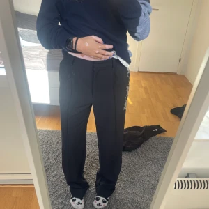 Kostymbyxor - NA-KD Hanna Schönberg (strl 36) - Ett par jättefina kostymbyxor i bra skick, använda 0 gånger.