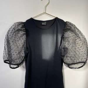 Blus - Säljer min jätte snygga blus/topp från gina🫶🏼 nyckick och i strolek xs! Säljer då den inte kommer till användning 