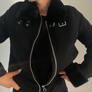 Jacka  - Jacka som jag har köpt på Plick innan. Jag har bara använt den 1 gång. Så skicket är väldigt fint. Storleken står att det är 40/42. Men jag tycker mer att den är S/M 