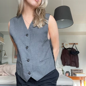 Kostymväst - En grå/svart kostymväst i väldigt bra skick! Köpt second hand 😊