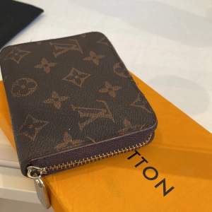 Säljer min Louis Vuitton plånbok, den är lite sliten på sidorna men fortfarande super fin.  Det är en AAA-kopia 