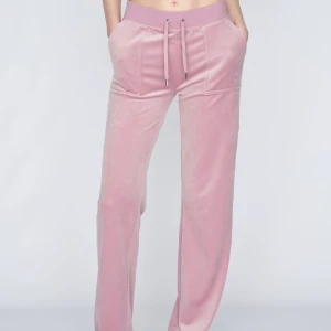 Rosa juicy byxor - Säljer mina rosa juicy coutore byxor i färgen keepsakelilac, storlek xxs. Köpt för 2 månader ish, dom är jätte bra skick, sparsamt använda. Säljer då jag tröttnat på färgen  ⚠️Byter mot mörkgrå juicy⚠️ Spårbar frakt!  Hör av er om funderingar ❤️