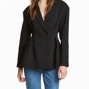 H&m trend kavaj - Svart kavaj från hm trend i stl 38 med markerad midja. Använd men i bra skick.