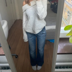 Lågmidjade jeans - Blå lågmidjade jeans från Lee. Säljer då de inte har kommit till någon användning🥰 Ser ingen storlek men skulle säga att de passar XS-S, lite stores för mig som har XXS/ oftast XS. Har du nån fråga så är det bara att höra av sig🫶🏻🫶🏻🫶🏻
