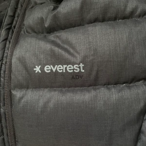 Everest Vinterjacka  - En varm vinterjacka i bra skick som funkar bra för skidåkning/pulkaåkning eller bara sköna promenader! 