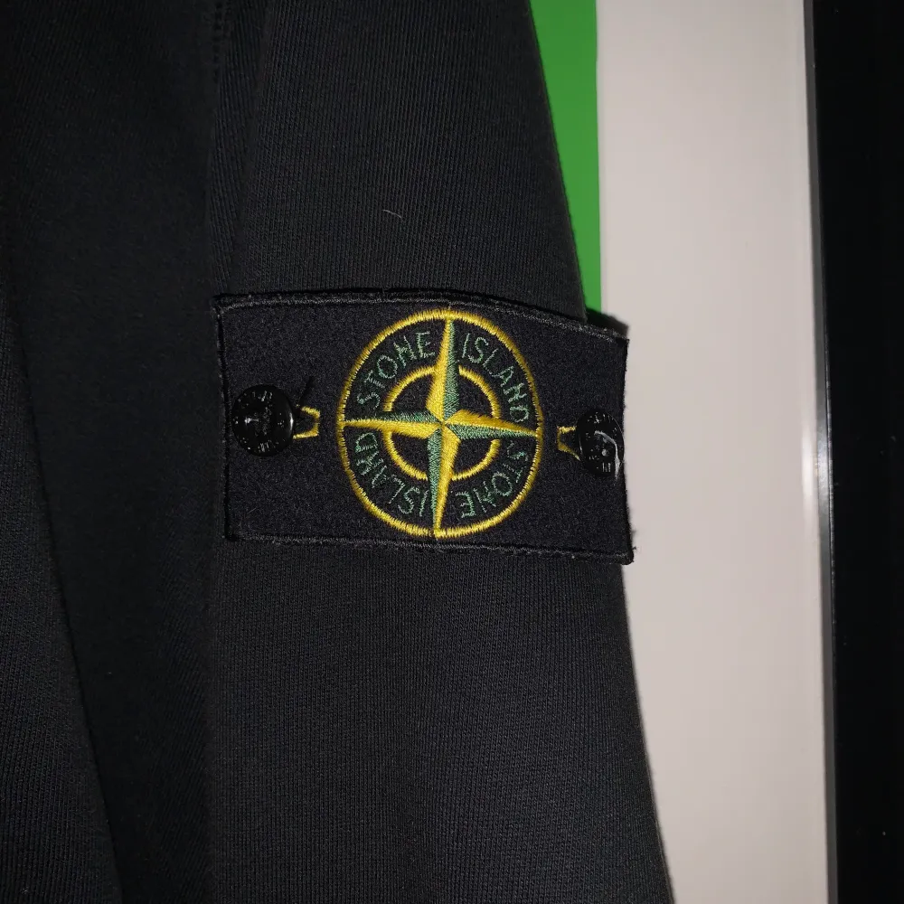 Äkta Stone Island hoodie. Användes ganska ofta under 1-2 år, men inga flaws utöver aningen urtvättad i färgen. Hoodies.