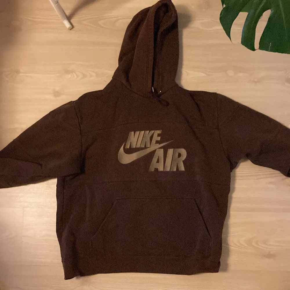 Vintage nike hoodie i toppskick! Bra lite oversized passform och snygg brun färg Skriv vid frågor eller för fler bilder . Hoodies.