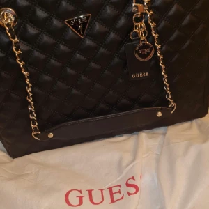 Guess väska - Helt ny Guess väska, fick som present! Nypris 1599 